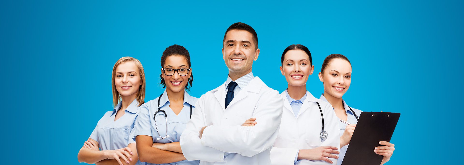 Three doctors are standing in a line with their arms crossed.